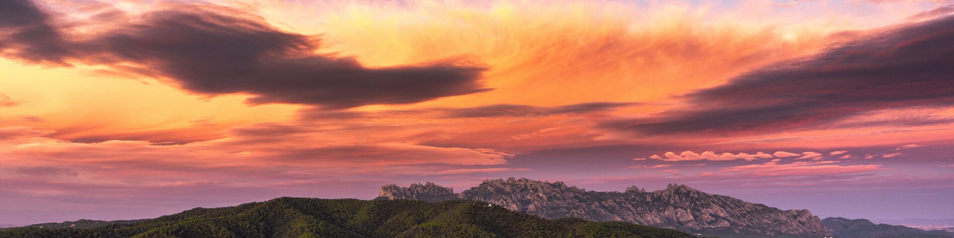 Un paisaje montañoso con cielo al atardecer.