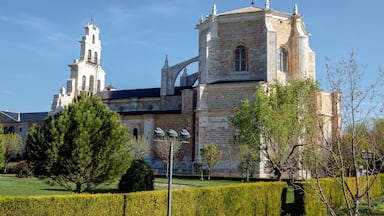 Una iglesia histórica con un campanario y una cúpula.