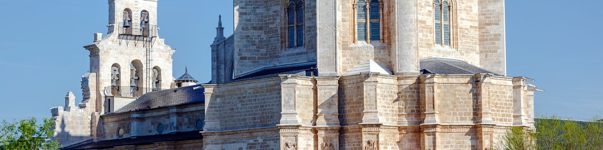Una iglesia histórica con una torre de campanas y una cúpula.