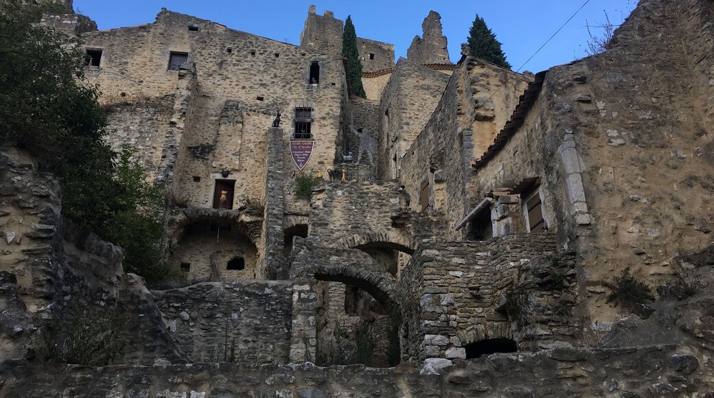 Ravissant village reconstruit depuis 50 ans par des milliers de bénévoles.