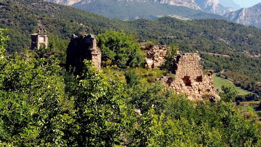Castell d'Aguilar (Bassella): església de Sant Serni i el cementiri
