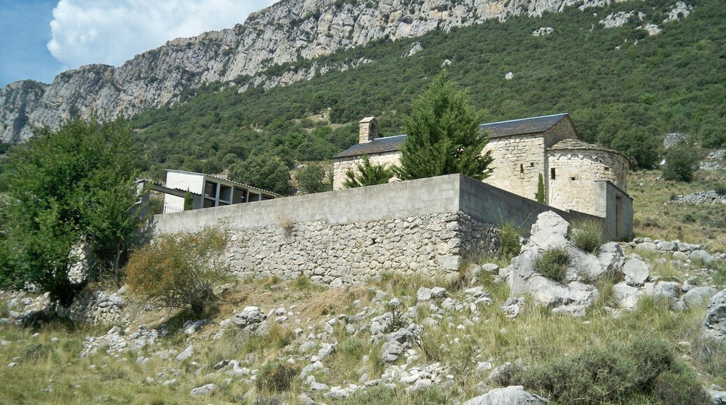 Vista general del recinte de l'església parroquial de Sant Joan de Montanissell des de l'accés de caminants.