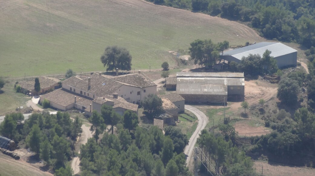 Can Torra o Cal Torre, vist des del cim del Cogulló de Cal Torre.