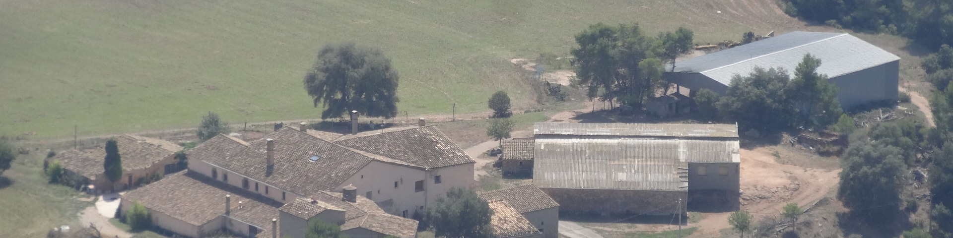 Can Torra o Cal Torre, vist des del cim del Cogulló de Cal Torre.