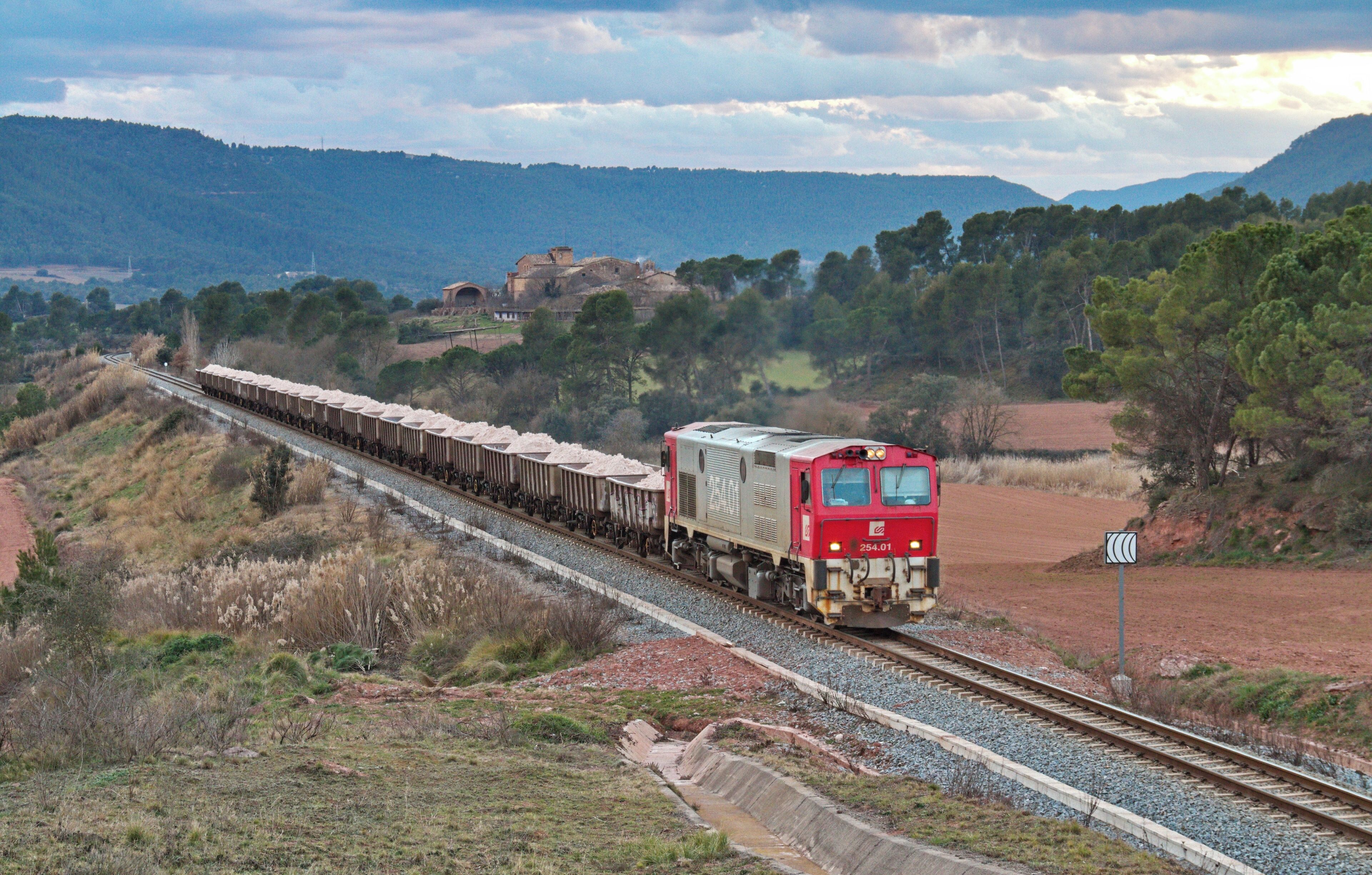 [CAT]: Tant maco com irregular. Des de que es va avariar la 254.02 i la trompada de la Basca sortint del port, va quedar molt tocat per falta de tracció. Últimament s'ha recuperat bastant, però tot i així, no es tant regular com abans. El dia abans, vaig enxampar a la potassa baixant de Sallent a <a href="https://www.flickr.com/photos/eldelinux/16646301612/in/photostream/">Santa Maria de Comabella</a>, i la sal ni la vaig ensumar tot i que va circular. El dia de la foto, va ser al revés, la potassa anava extraordinàriament avançada i no es va deixar veure, en canvi la sal va caure al clàssic dels clàssics, a Pineda de Bages. Donant gracies a que el dia estava ennuvolat, li van caure unes quantes fotos. [ES]: Tan bonito como irregular. Desde que se averió la 254.02 y el trompazo de la Vasca saliendo del puerto, quedó muy tocado el servicio por falta de tracción. Últimamente se ha recuperado bastante, pero aún y así, no es tan regular como antes. El día antes, pillé a la potasa bajando de Sallent en <a href="https://www.flickr.com/photos/eldelinux/16646301612/in/photostream/">Santa Maria de Comabella</a>, y la sal no se dejó ver, aún y habiendo circulado. El día de la foto, fué a la inversa, la potasa iba extraordinariamente adelantada y no se dejó ver, y la sal cayó en el clásico de los clásicos, en Pineda de Bages. Dando gracias a que estaba el día nublado, le cayeron unas cuantas fotos.