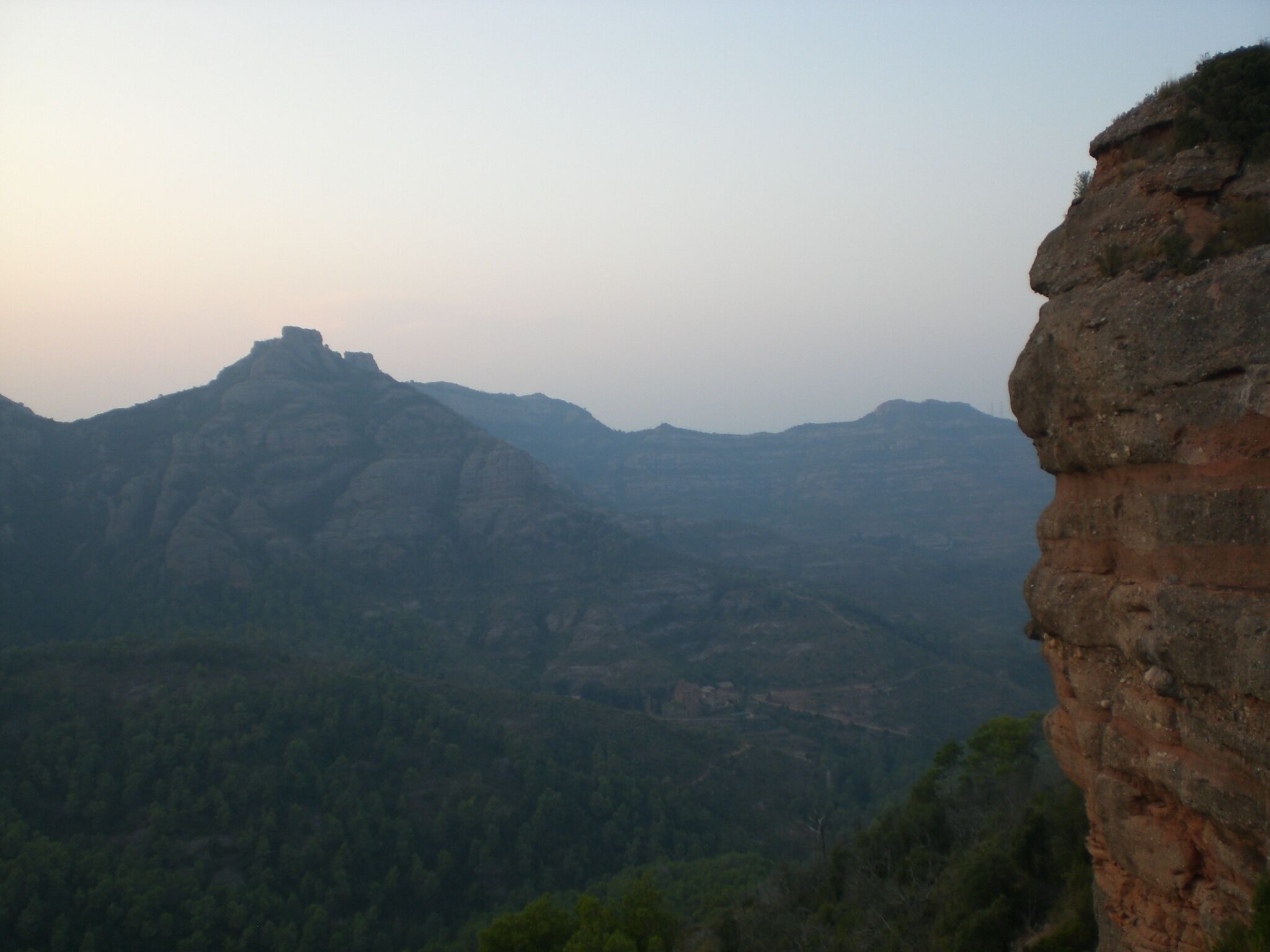 Agulles de Finestrelles de la Carena dels Emprius i Marquet de les Roques a sota des de Rocamur (setembre 2011)