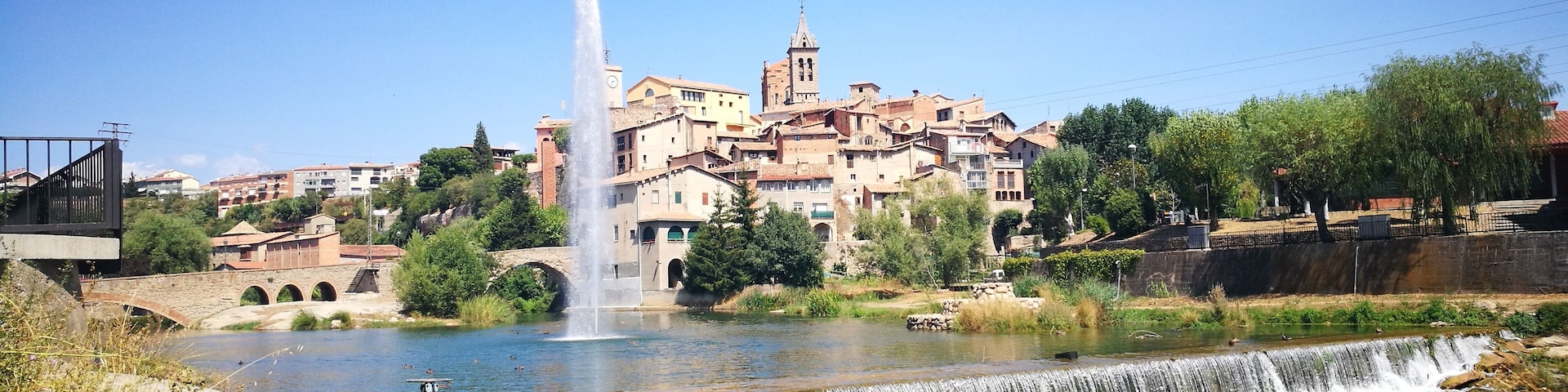 brollador i resclosa de Gironella amb el nucli antic al fons