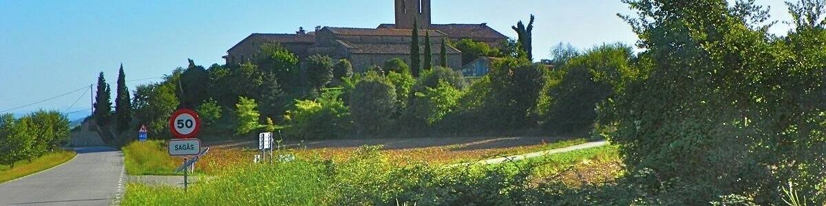 Sagàs dominada per Sant Andreu, des de la carretera