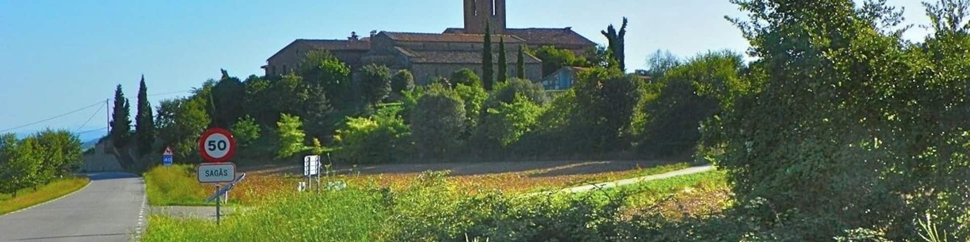 Sagàs dominada per Sant Andreu, des de la carretera