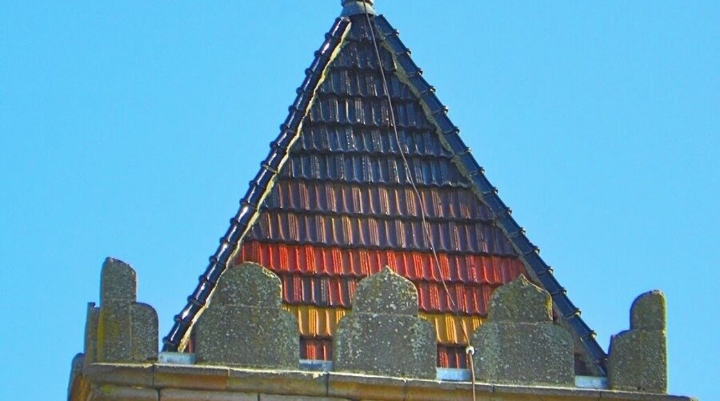 Punta del campanar amb rajoles ceràmiques de colors, a Sant Andreu de Sagàs