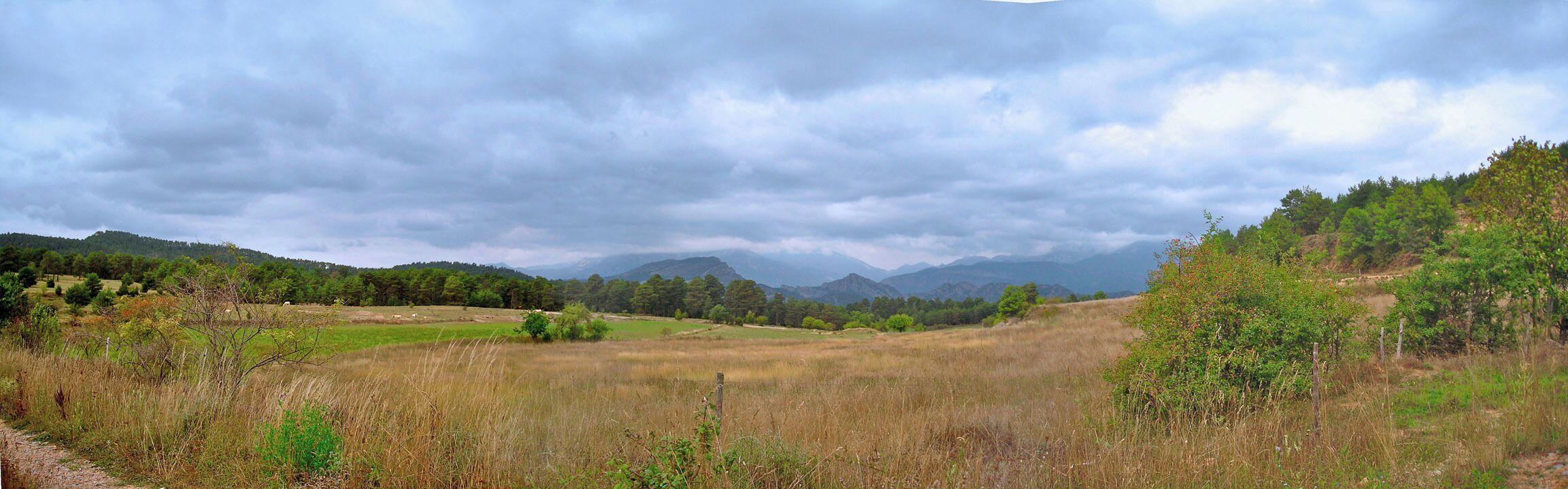 Panorama des de Taravil, mirant cap a Busa, Bastets i al fons el Port del Compte