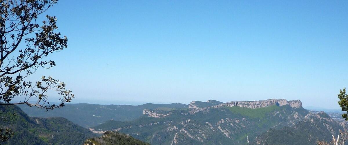 La Rocaterçana, al Serrat de la Corba, des del Grau de l'Olivell, amb Busa al fons. Castellar del Riu (Berguedà - Catalunya)
