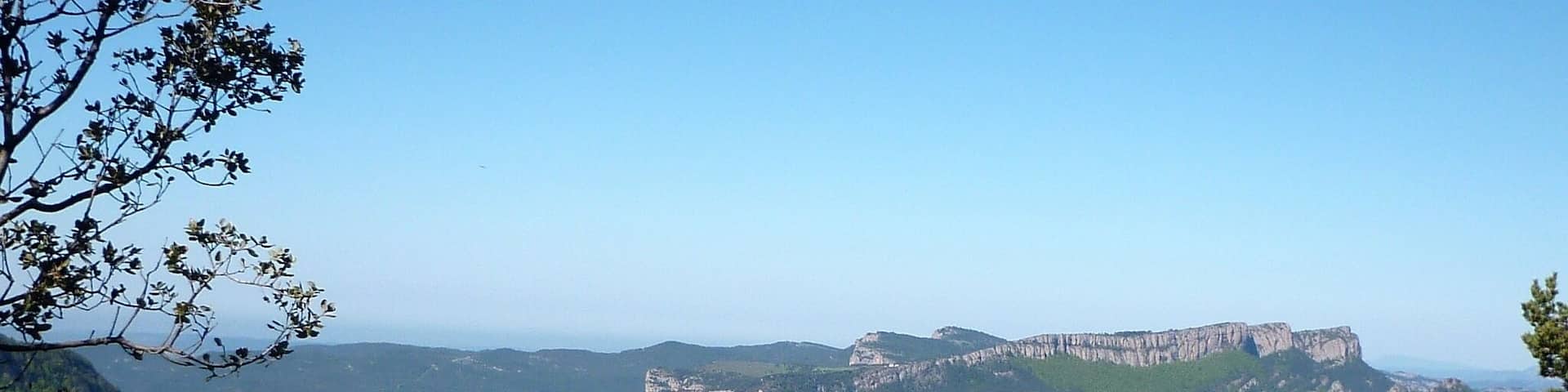 La Rocaterçana, al Serrat de la Corba, des del Grau de l'Olivell, amb Busa al fons. Castellar del Riu (Berguedà - Catalunya)
