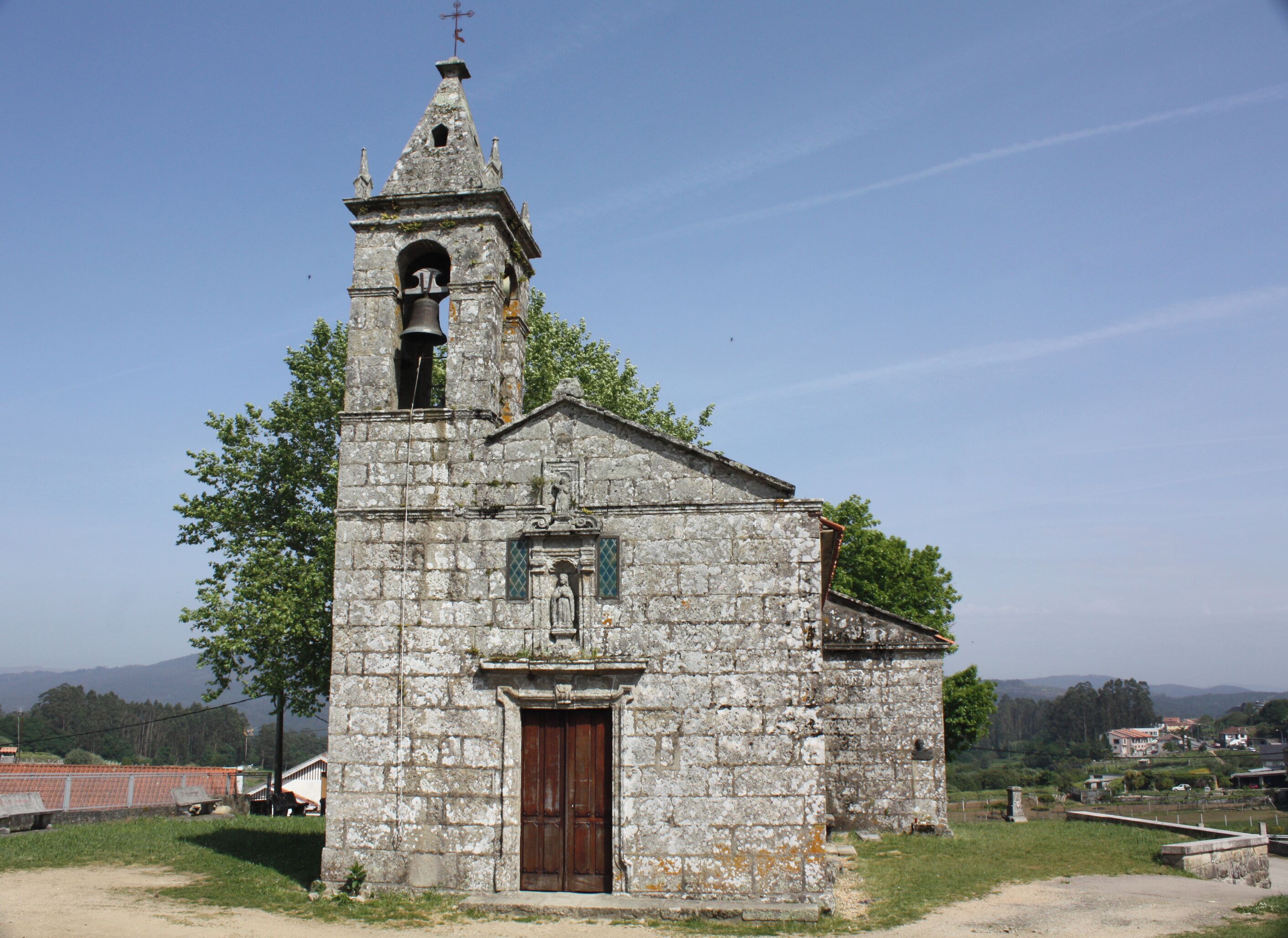 Fachada da igrexa de Santa María de Curro (Barro, Pontevedra)