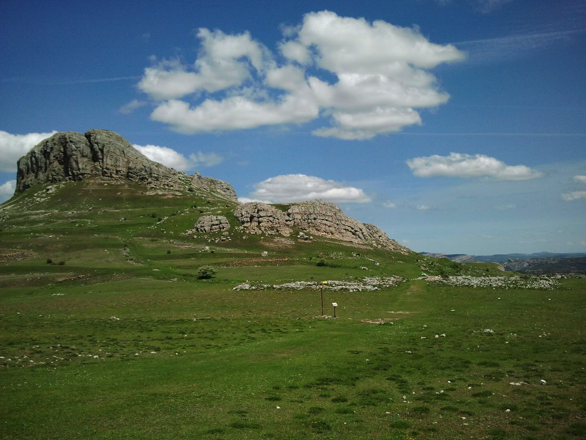 Peña Amaya, en Burgos (España). En primer plano a la derecha, los restos arqueológicos del poblado altomedieval de Amaya. La fortaleza se situaría al fondo, en lo alto del promontorio de El Castillo.