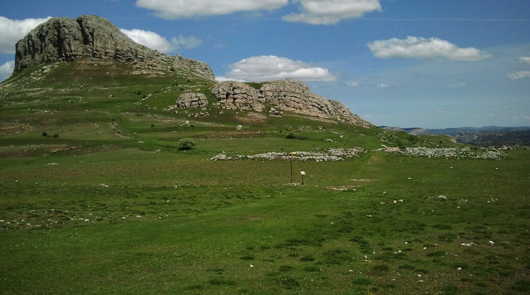 Peña Amaya, en Burgos (España). En primer plano a la derecha, los restos arqueológicos del poblado altomedieval de Amaya. La fortaleza se situaría al fondo, en lo alto del promontorio de El Castillo.