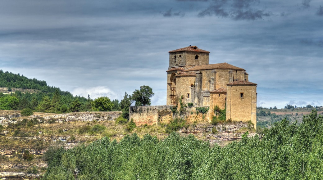 El tímpano de su portada puede verse en www.flickr.com/photos/elgolem/15516870793