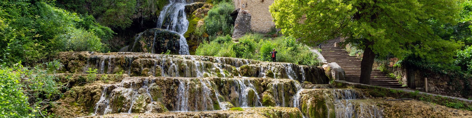 Bonito pueblo. Un arroyo atraviesa la localidad en una cascada que desemboca en el río Ebro. Orbaneja del Castillo, Burgos, España.
