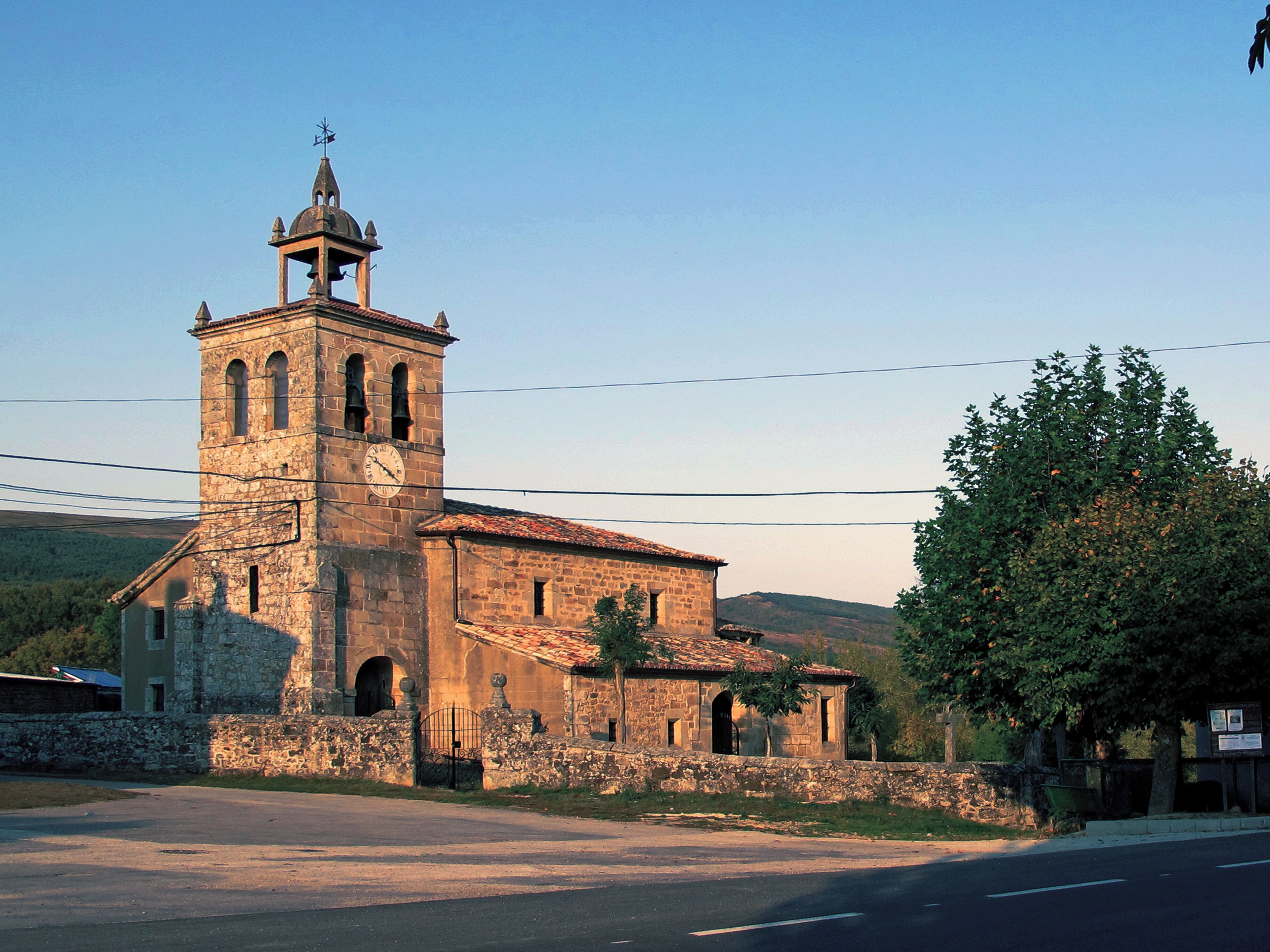 Iglesia de Santiago Apostol conserva su ábside románico y ha sido reformada varias veces. Esta en Quisicedo. del ayuntamiento de LA MERINDAD DE SOTOSCUEVA, en Burgos El nombre de QUISICEDO viene de “lugar de quejigos” esta enclavado en el Valle de Sotoscueva perteneciente a una comunidad de pueblos denominado como "las 7 Juntas del Valle" de terrenos comunales , con montes con plantación de robles autoctonos, acebos y matorral bajo. Esta foto participa en el juego En un lugar de Flickr
