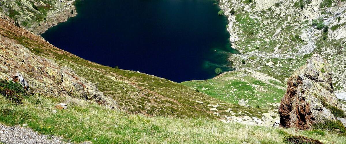 L'Estany Tapat des de la Collada de Font Sobirana, als Estanys de Cabdella (Pallars Jussà - Catalunya) (foto escanejada)