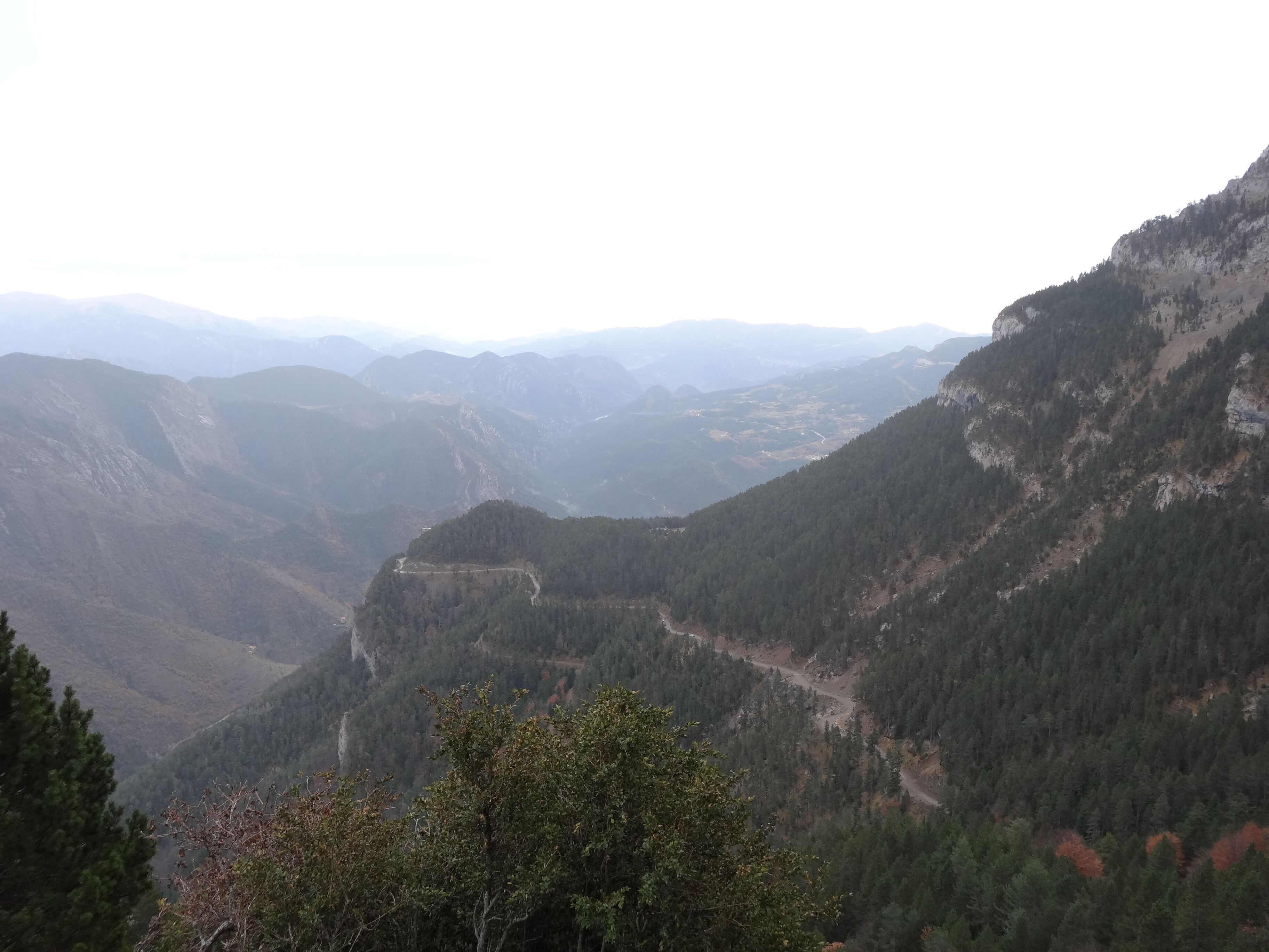Vistes a l'est pujant al Coll de Verdet, Pedraforca (novembre 2012)