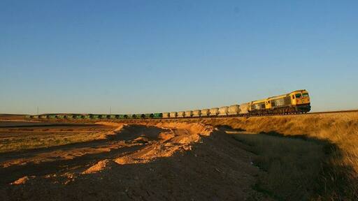 Amb les primeres llums del dia, va ser arribar i moldre a la línia de la tèrmica de Samper de Calanda, va ser baixar del cotxe i començar a escoltar a les 319 com baixaven cap a l'estació de Samper de Calanda amb el fre dinàmic, amb les 16 tremuges de carbó buides i les 10 de cendres. Con las primeras luces del día, fue llegar a la linea de la térmica de Samper de Calanda y besar el santo, bajarnos del coche y oír como las 319 bajaban hacia la estación de Samper de Calanda metiendo el dinámico, con las 16 tolvas de carbón vacías y las 10 de cenizas.