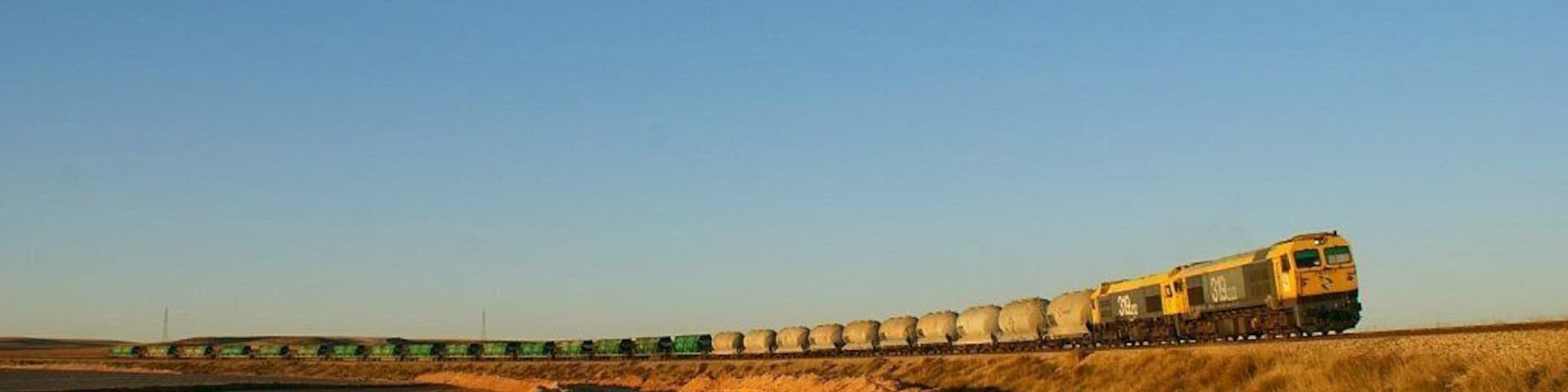 Amb les primeres llums del dia, va ser arribar i moldre a la línia de la tèrmica de Samper de Calanda, va ser baixar del cotxe i començar a escoltar a les 319 com baixaven cap a l'estació de Samper de Calanda amb el fre dinàmic, amb les 16 tremuges de carbó buides i les 10 de cendres. Con las primeras luces del día, fue llegar a la linea de la térmica de Samper de Calanda y besar el santo, bajarnos del coche y oír como las 319 bajaban hacia la estación de Samper de Calanda metiendo el dinámico, con las 16 tolvas de carbón vacías y las 10 de cenizas.