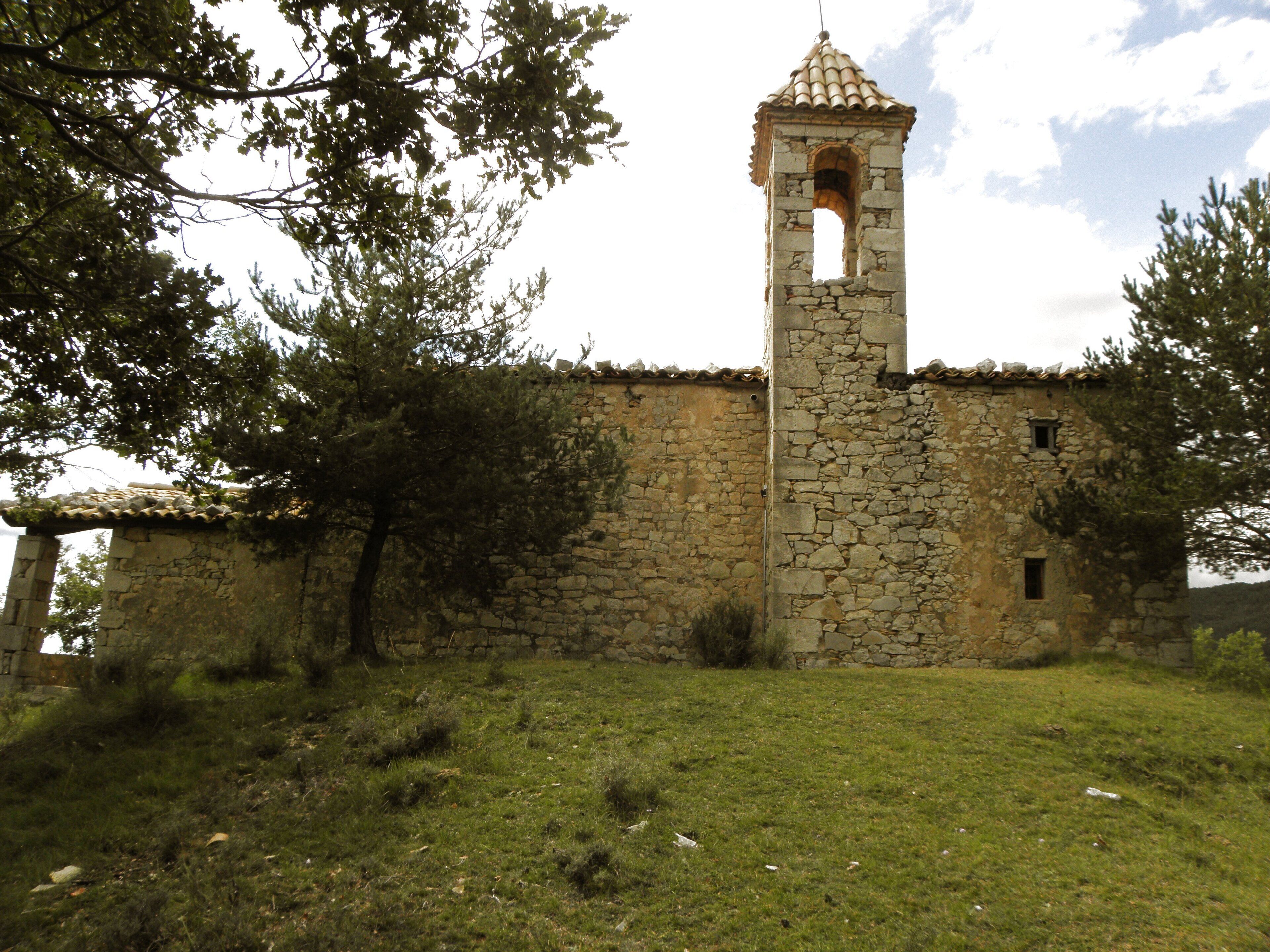 Santuari de la Mare de Déu de Puig-aguilar, al terme de la Corriu (municipi de Guixers, comarca del Solsonès). La façana de llevant amb el campanar adosat.