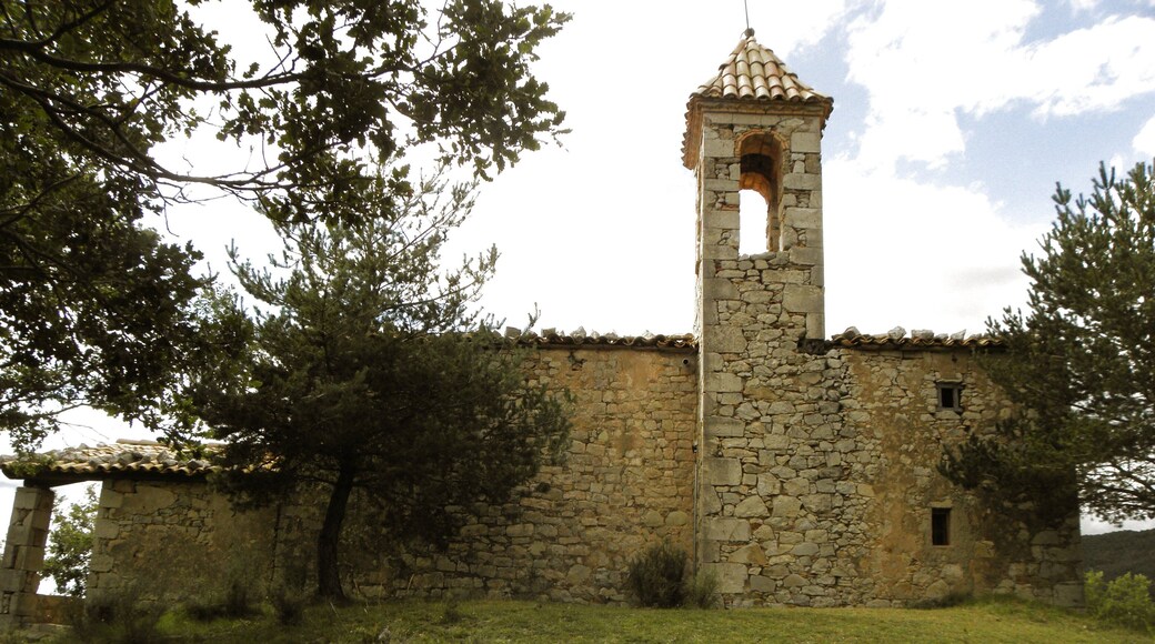 Santuari de la Mare de Déu de Puig-aguilar, al terme de la Corriu (municipi de Guixers, comarca del Solsonès). La façana de llevant amb el campanar adosat.