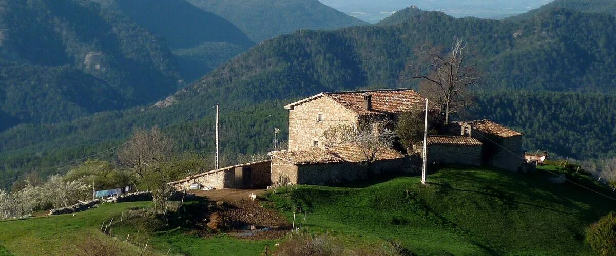 La masia del Collell emplaçada en un lloc espectacular.