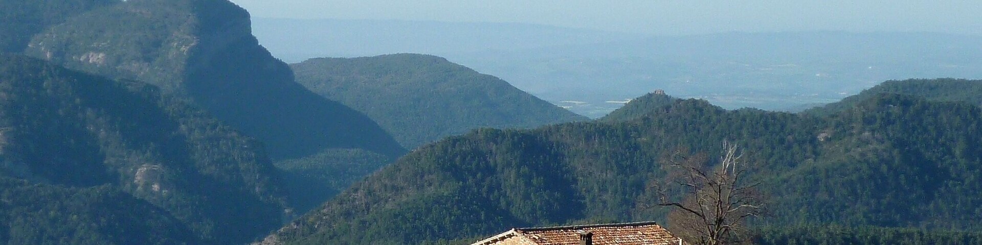 La masia del Collell emplaçada en un lloc espectacular.
