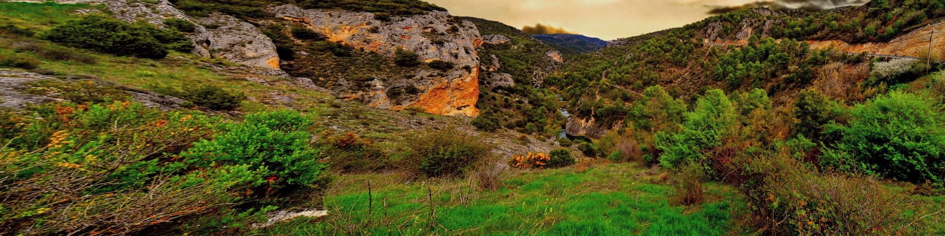 There is a veranda with stunning double windows open to the precipice. This kind of natural cave is situated on a rock Horadada, on a canyon where are incredible prospects for the mouth of the river Jucar a huge gap of several hundred meters. Lucifer is famous viewpoint in the mountains of Castile: The Devil's Window of the Sierra de Cuenca, a rock and hollow like a huge domed skull, where the council, organized Beelzebub sara brujeriles defenestrated and the curious who came to look through their windows open to the patio of the dramatic Jucar. Views from the window window DiabloEl Diablo is an excellent viewpoint from where we can see the river Jucar way through a valley, and also Villalba de la Sierra, a beautiful town that deserves a walk through the streets. But what is truly spectacular beneath the pools that form the Jucar of intense colors and the environment deserve to be visited. In addition, two of them can be a wash (especially in the first), just keep that value and not think that the water is cold.