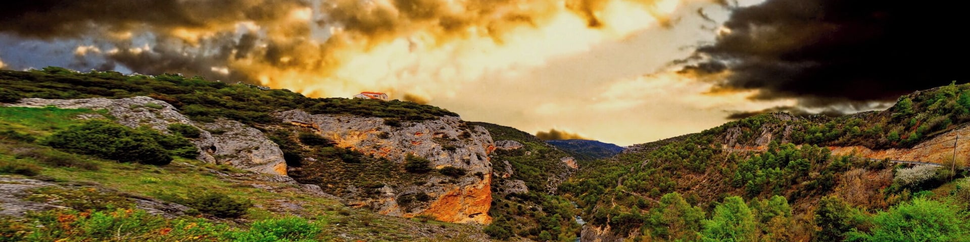 There is a veranda with stunning double windows open to the precipice. This kind of natural cave is situated on a rock Horadada, on a canyon where are incredible prospects for the mouth of the river Jucar a huge gap of several hundred meters. Lucifer is famous viewpoint in the mountains of Castile: The Devil's Window of the Sierra de Cuenca, a rock and hollow like a huge domed skull, where the council, organized Beelzebub sara brujeriles defenestrated and the curious who came to look through their windows open to the patio of the dramatic Jucar. Views from the window window DiabloEl Diablo is an excellent viewpoint from where we can see the river Jucar way through a valley, and also Villalba de la Sierra, a beautiful town that deserves a walk through the streets. But what is truly spectacular beneath the pools that form the Jucar of intense colors and the environment deserve to be visited. In addition, two of them can be a wash (especially in the first), just keep that value and not think that the water is cold.