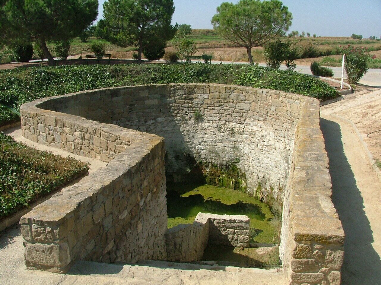 Els linyolencs van anar a buscar-hi l'aigua fins l'any 1898. Any en que es van inaugurar les fonts de davant de l'ajuntament. Aleshores la font vella fou habilitada com a rentador públic. Posteriorment, va caure en desús i fou colgada. Es va recuperar aquest patrimoni a finals dels anys 90.