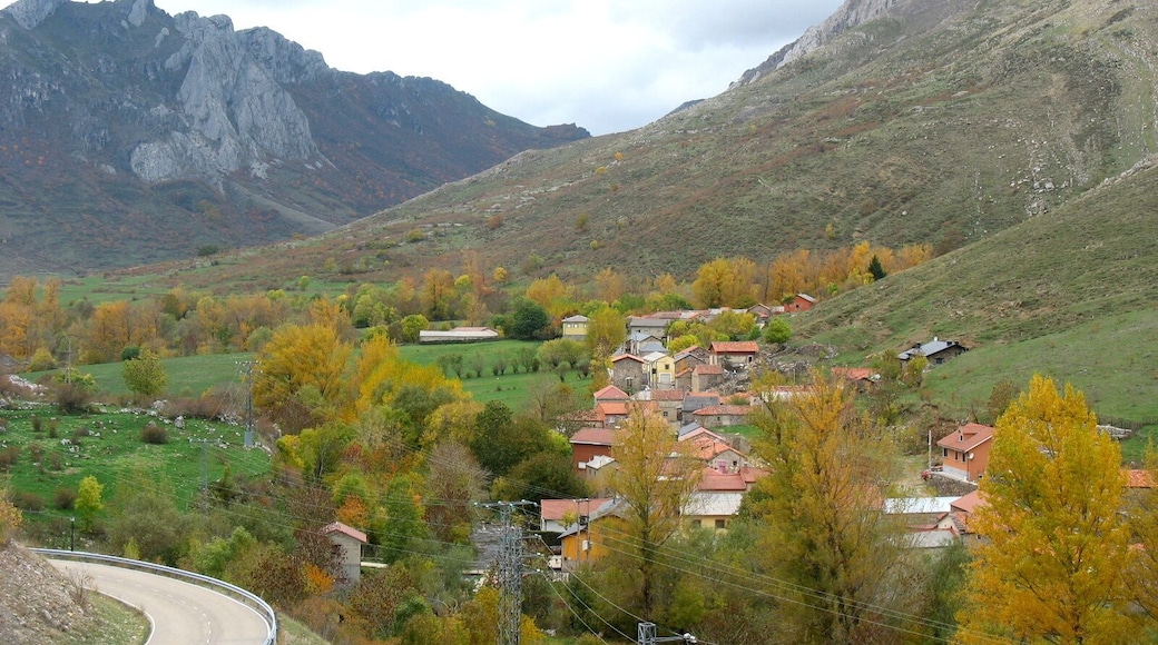 Caldas de Luna (Sena de Luna, León, España). Imagen tomada desde el área de servicio More-Caldas de Luna de la AP-66.