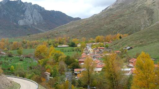 Caldas de Luna (Sena de Luna, León, España). Imagen tomada desde el área de servicio More-Caldas de Luna de la AP-66.