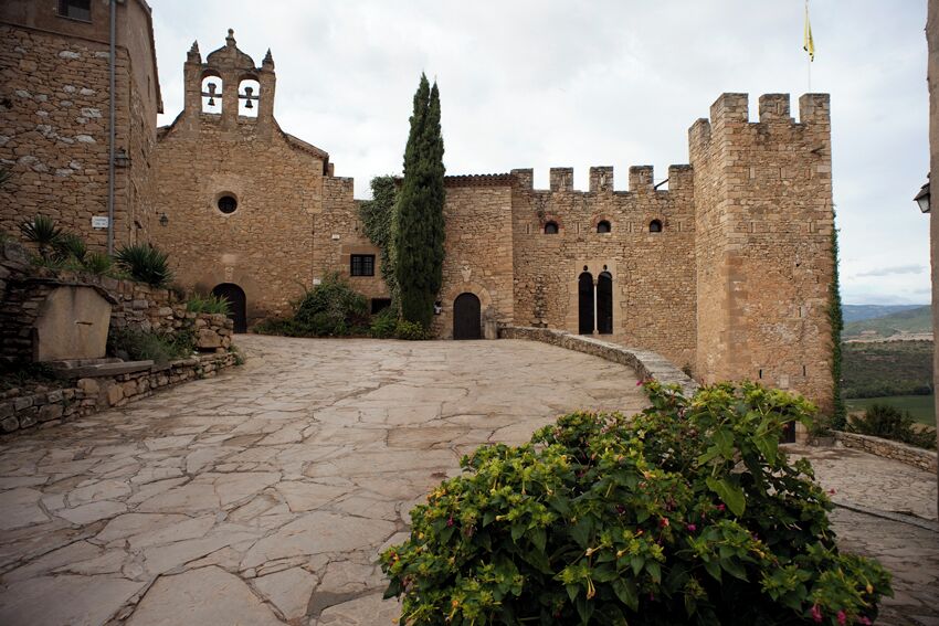 Montsonís village, and its castle. This is a photo of a monument indexed in the Catalan heritage register of Béns Culturals d'Interès Nacional and the Spanish heritage register of Bienes de Interés Cultural under the reference RI-51-0006327.