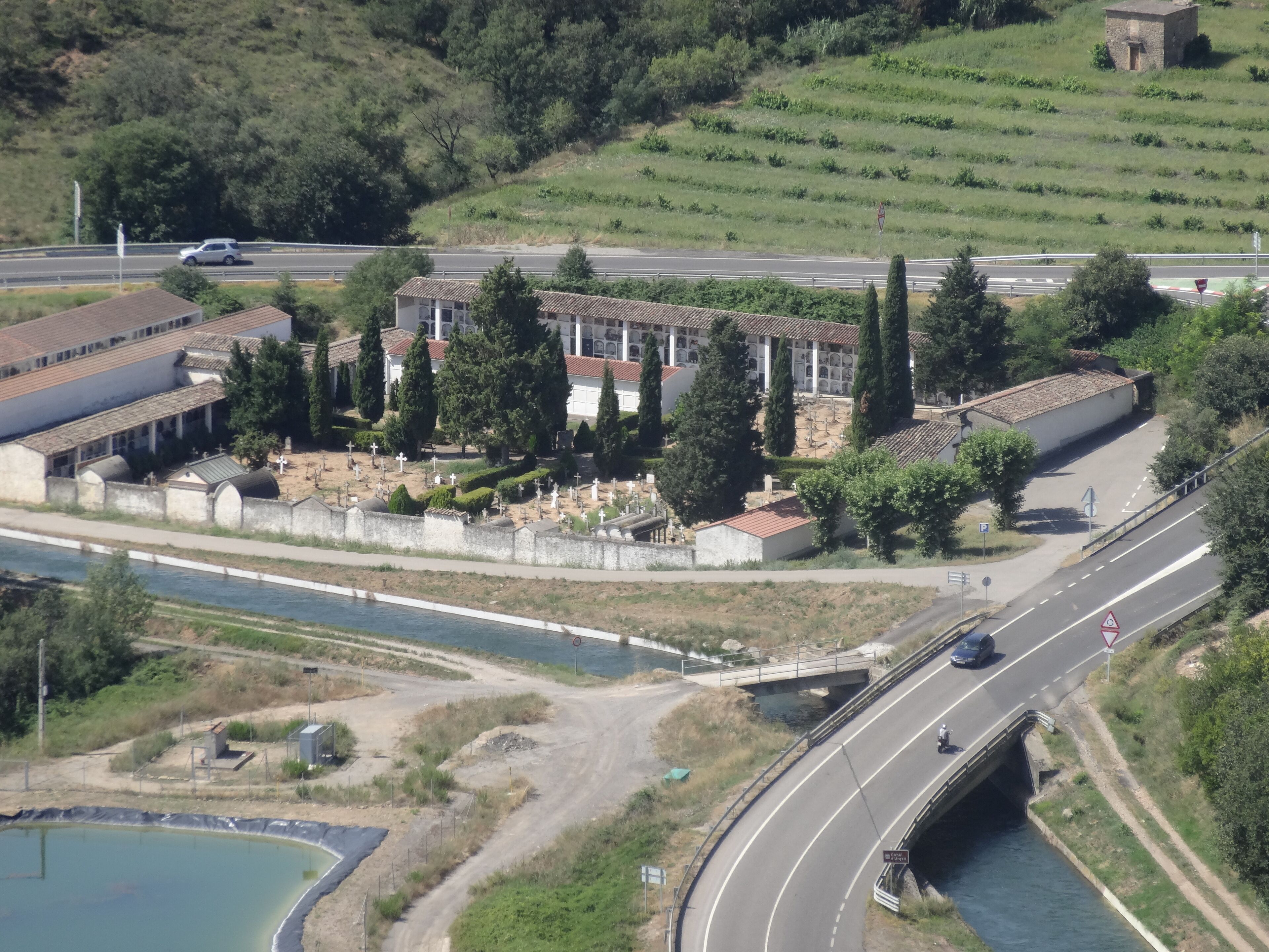 Cementiri d'Artesa de Segre i canal d'Urgell vist des del Sagrat Cor del cim de Lo Castellot