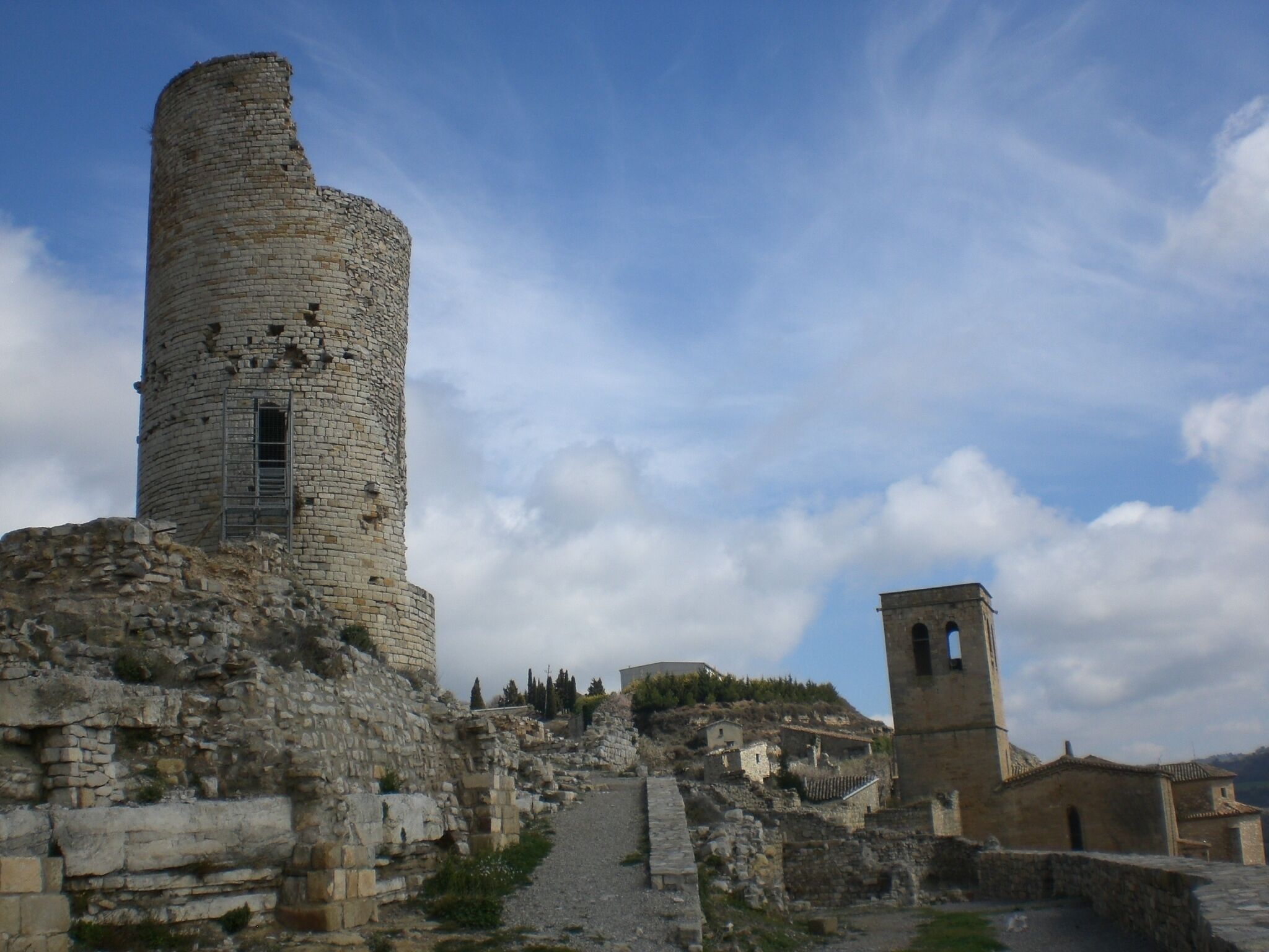 Torre del castell de Guimerà i Santa Maria de Guimerà (març 2011)