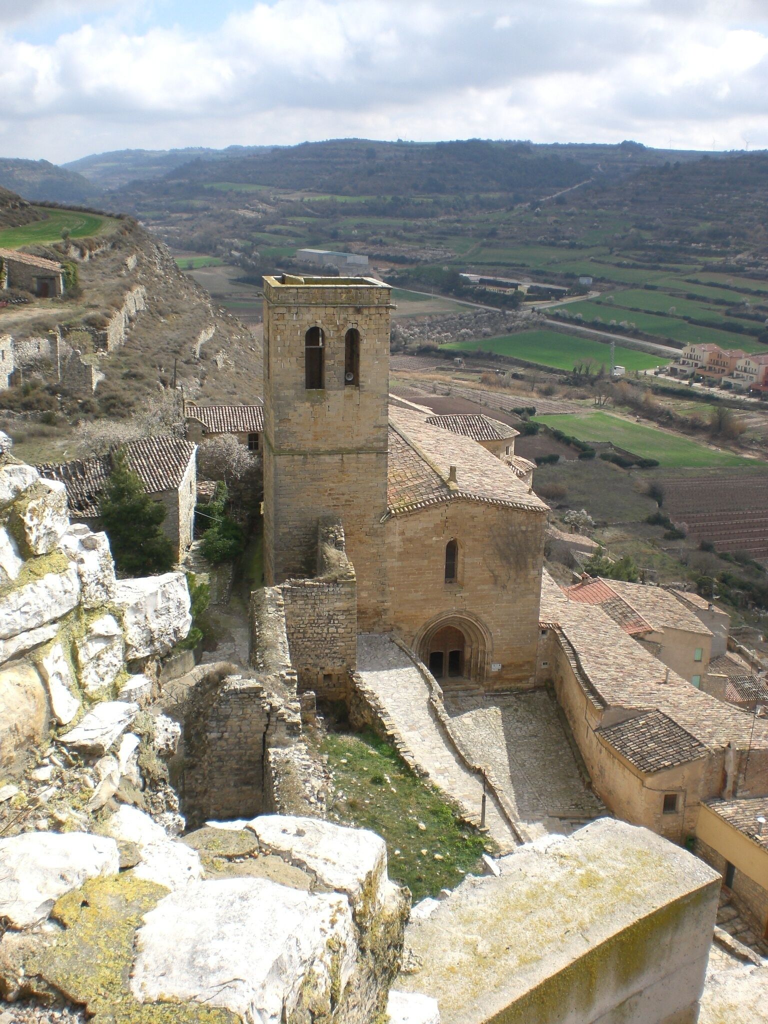 Santa Maria de Guimerà des de dalt la torre de guaita del Castell de Guimerà (març 2011)