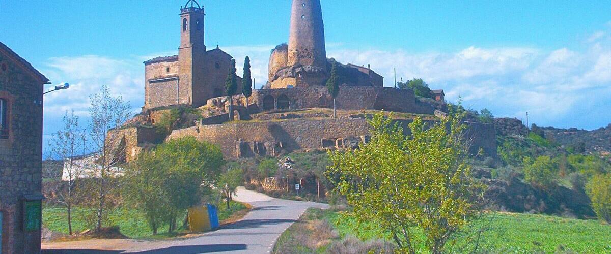 Vista de Lloberola amb l'església i el castell