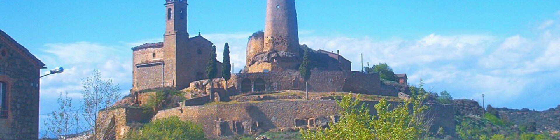 Vista de Lloberola amb l'església i el castell
