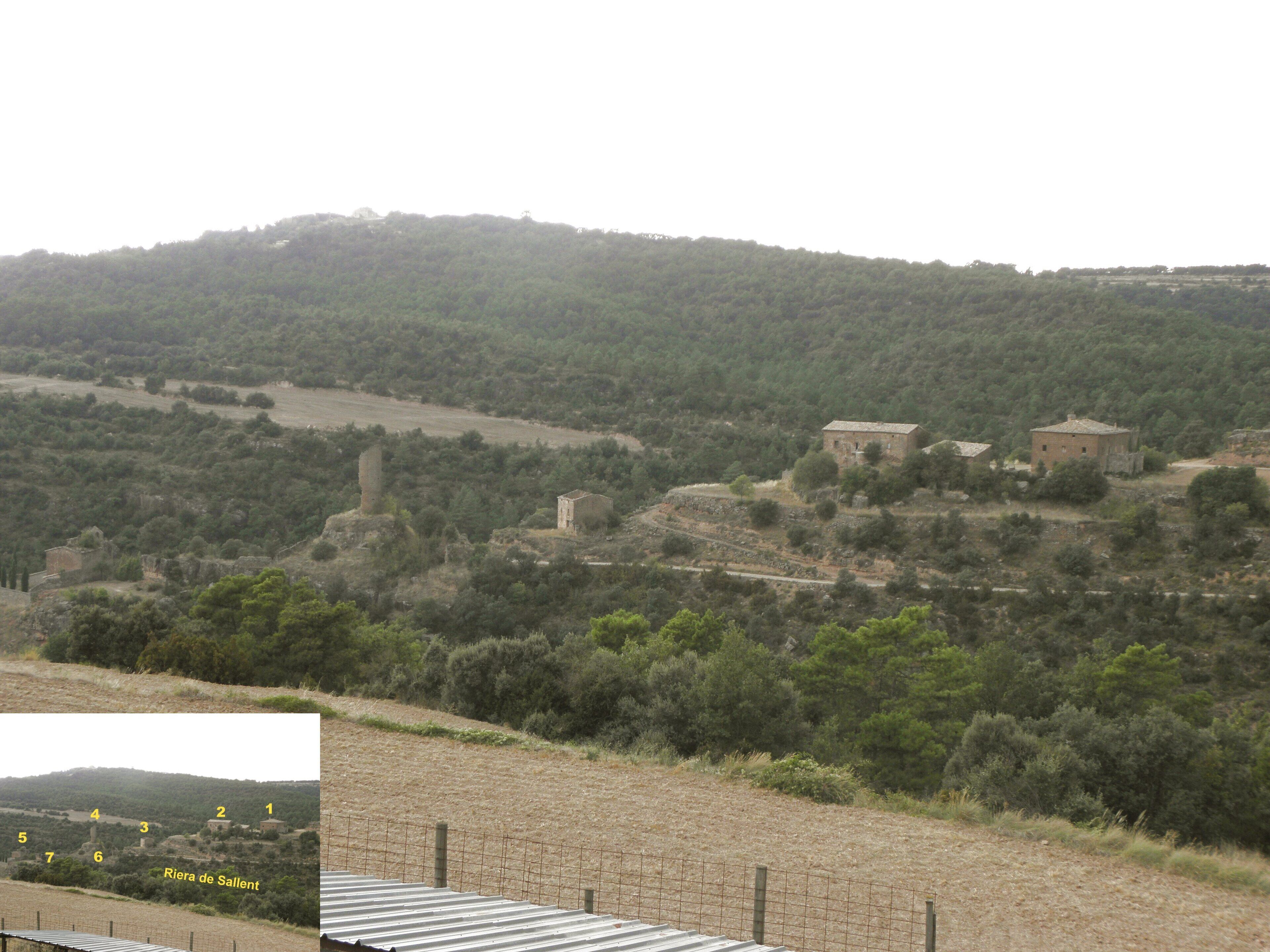 El poble de Sallent, al municipi de Pinell de Solsonès vist des de la masia de Cucurull (Lloberala, municipi de Biosca) LLEGENDA 1 → Rectoria i església nova 2 → Cal Batlle 3 → Cal Capità 4 → Torre de guaita 5 → L'església vella 6 → Cal Sargantalla 7 → Cal Canut.