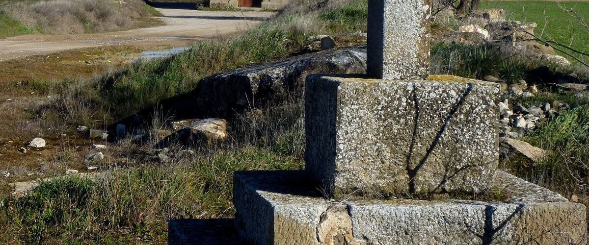 Creu de terme (Torrefeta i Florejacs), amb l'ermita de la Mare de Déu de Maig al fons