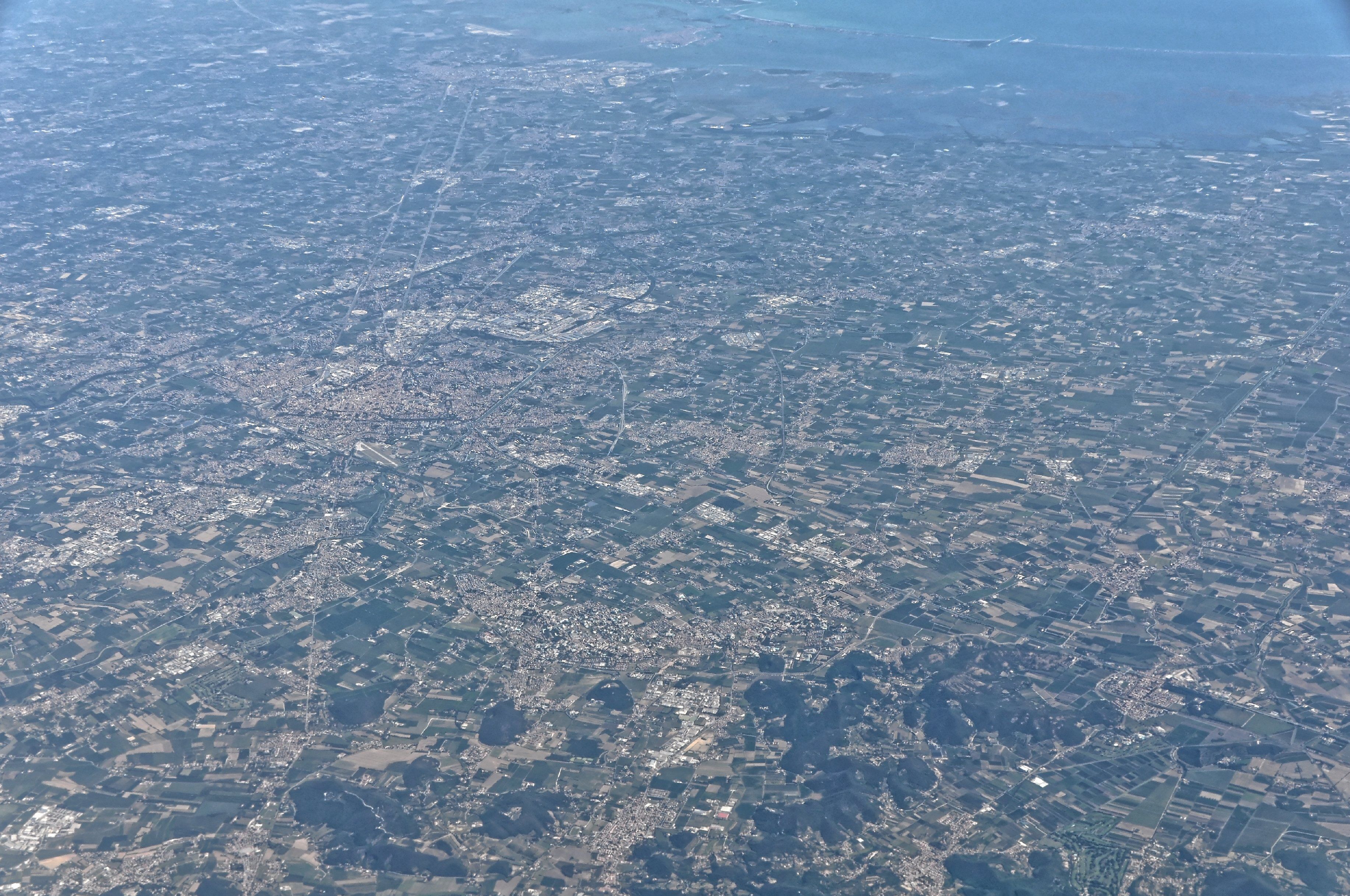 Bilder vom Flug -Rom-Düsseldorf-Hamburg 2013 Dieses Foto entstand in Zusammenarbeit mit Stadtbesichtigungen.de Die Seiten Stadtbesichtigungen.de, der dazugehörige Reise Blog sowie die Facebookseite: Stadtbesichtigungen Rom dürfen dieses Bild für Ihre Veröffentlichungen ohne den Hinweis auf Wikipedia, Commons bzw der Lizenz verwenden. Die Verantwortlichen habe von mir (Ra Boe) die Originaldaten zur freien Verfügung übermittelt bekommen.