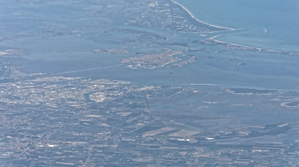 Bilder vom Flug -Rom-Düsseldorf-Hamburg 2013 Dieses Foto entstand in Zusammenarbeit mit Stadtbesichtigungen.de Die Seiten Stadtbesichtigungen.de, der dazugehörige Reise Blog sowie die Facebookseite: Stadtbesichtigungen Rom dürfen dieses Bild für Ihre Veröffentlichungen ohne den Hinweis auf Wikipedia, Commons bzw der Lizenz verwenden. Die Verantwortlichen habe von mir (Ra Boe) die Originaldaten zur freien Verfügung übermittelt bekommen.