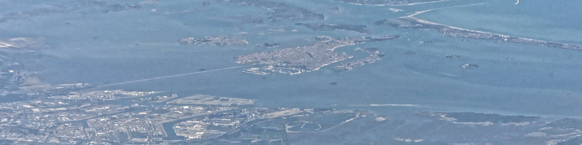 Bilder vom Flug -Rom-Düsseldorf-Hamburg 2013 Dieses Foto entstand in Zusammenarbeit mit Stadtbesichtigungen.de Die Seiten Stadtbesichtigungen.de, der dazugehörige Reise Blog sowie die Facebookseite: Stadtbesichtigungen Rom dürfen dieses Bild für Ihre Veröffentlichungen ohne den Hinweis auf Wikipedia, Commons bzw der Lizenz verwenden. Die Verantwortlichen habe von mir (Ra Boe) die Originaldaten zur freien Verfügung übermittelt bekommen.