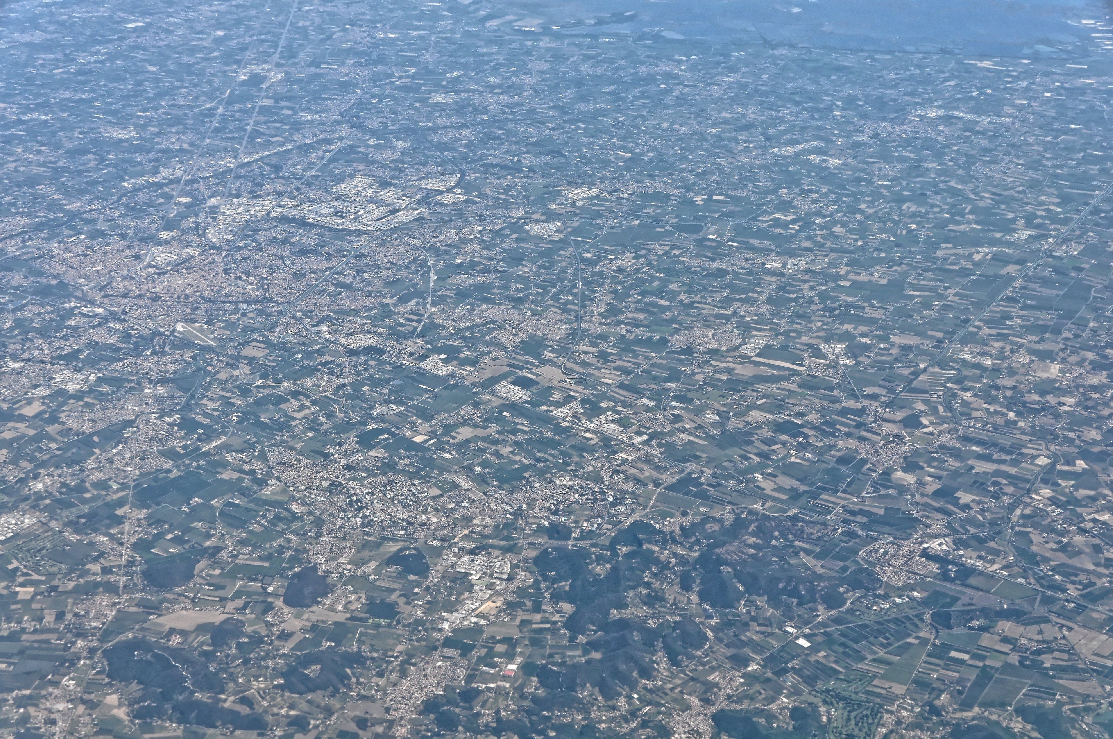 Bilder vom Flug -Rom-Düsseldorf-Hamburg 2013 Dieses Foto entstand in Zusammenarbeit mit Stadtbesichtigungen.de Die Seiten Stadtbesichtigungen.de, der dazugehörige Reise Blog sowie die Facebookseite: Stadtbesichtigungen Rom dürfen dieses Bild für Ihre Veröffentlichungen ohne den Hinweis auf Wikipedia, Commons bzw der Lizenz verwenden. Die Verantwortlichen habe von mir (Ra Boe) die Originaldaten zur freien Verfügung übermittelt bekommen.