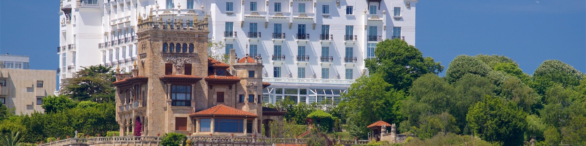 Los Peligros Beach which includes heritage architecture