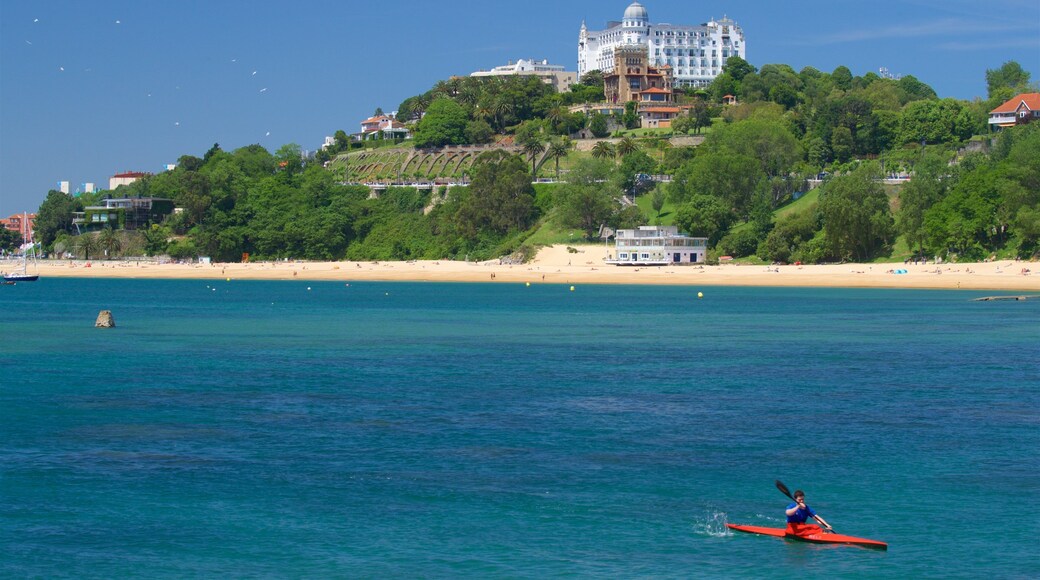 羅斯佩利格羅斯海灘 其中包括 濱海小鎮, 遺跡建築 和 皮划艇或獨木舟